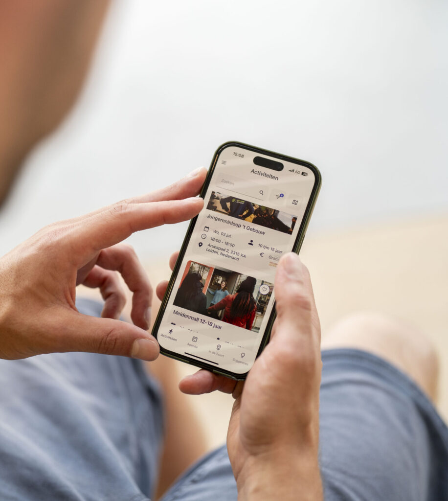 Jongen die de app bekijkt