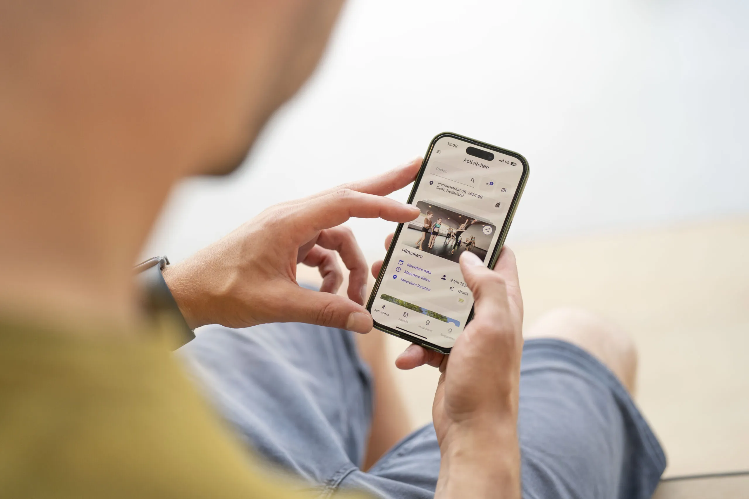 Iemand die in de app kijkt