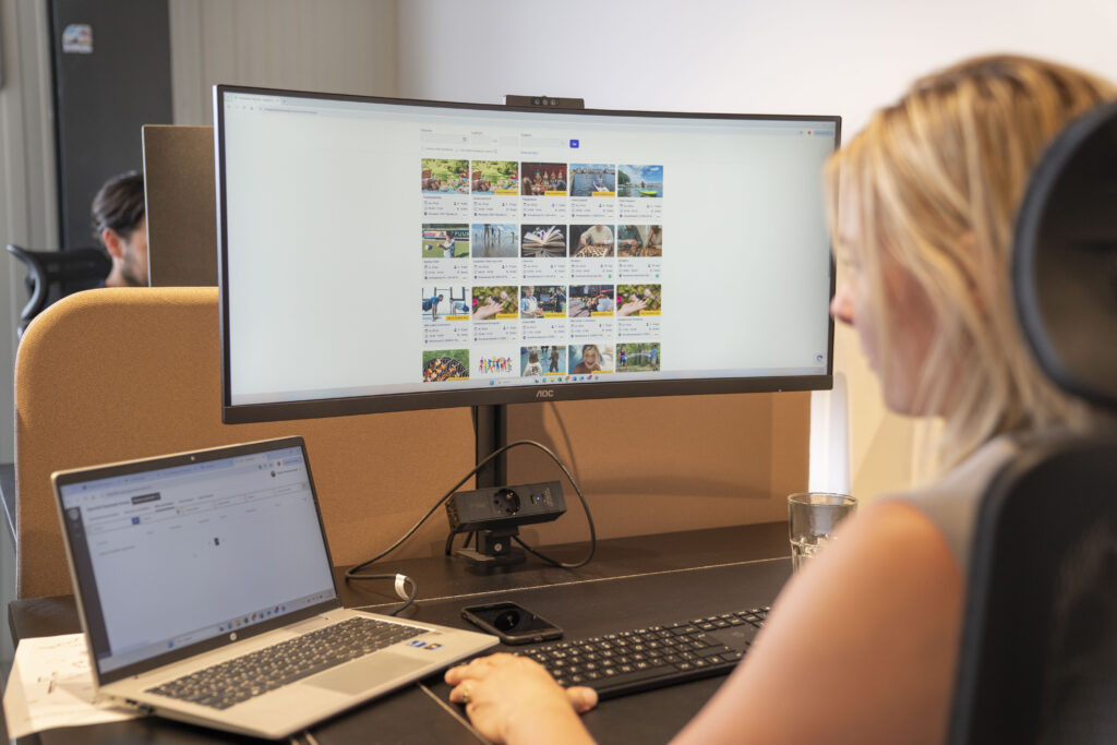 Dame achter de computer