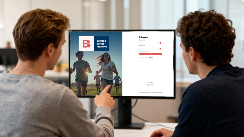 Twee mannen die naar de inlogpagina van beweeg beleef platform kijken